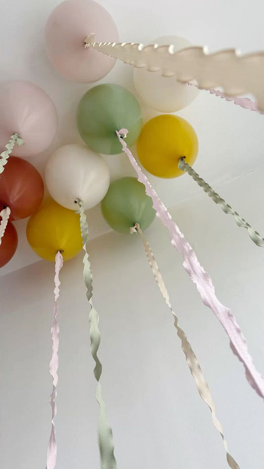 Ceiling Balloons with decorative wavy ribbons - Set of 25